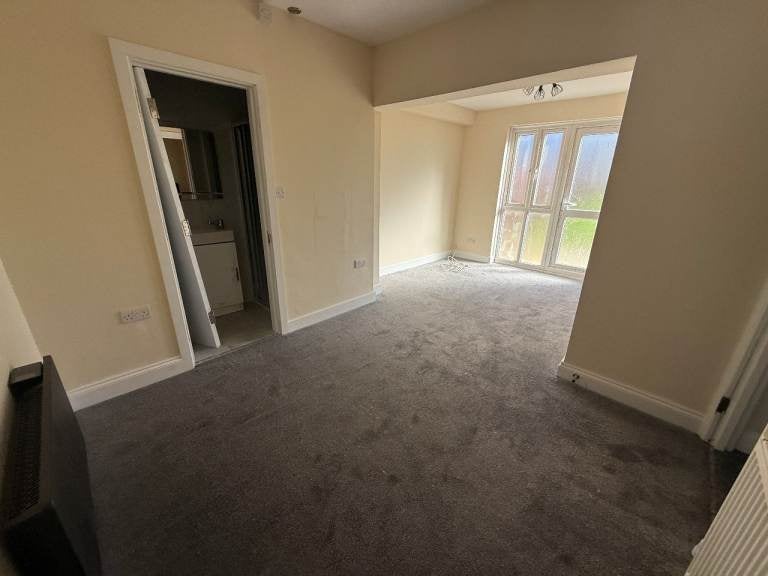 Flat Bowrons Avenue in Greater London