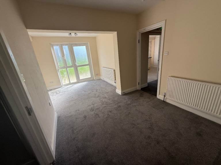 Flat Bowrons Avenue in Greater London