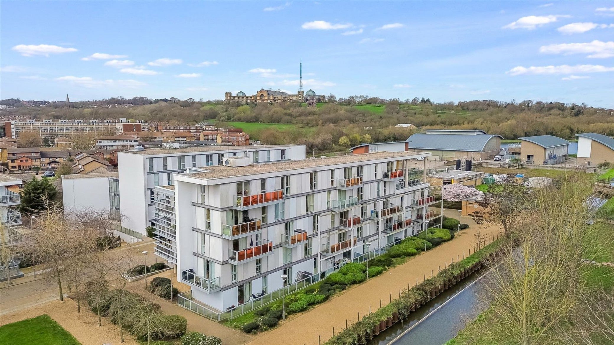 Flat Chadwell Lane in Greater London