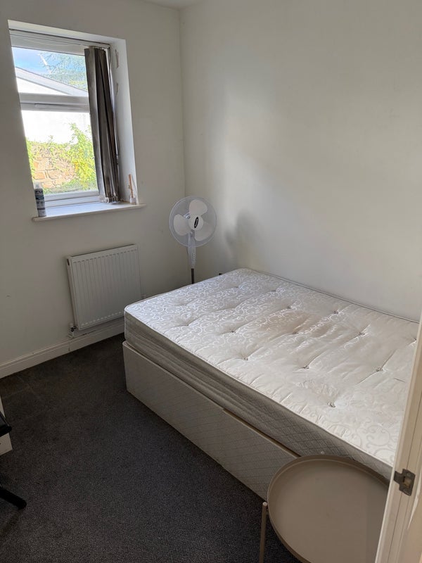 Room Richmond Road in Cardiff