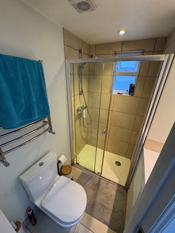 Room Cabul Road in Greater London