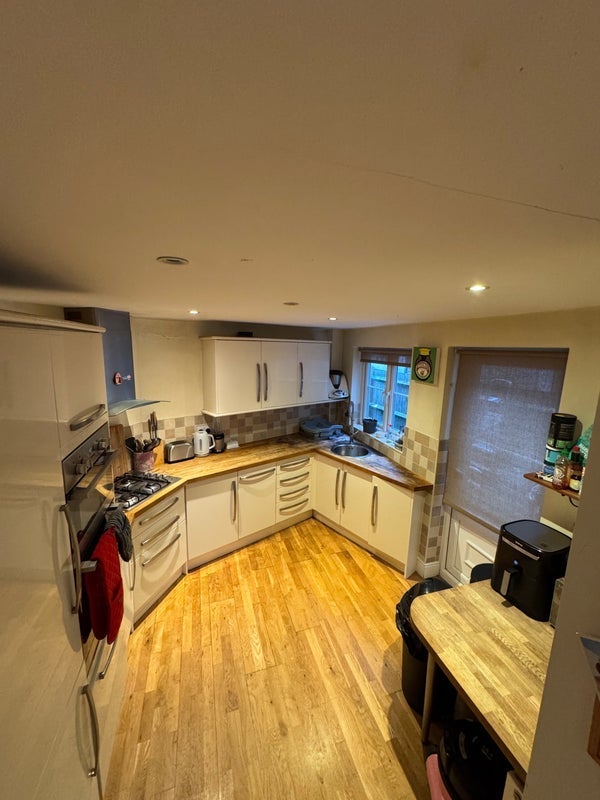 Room Cabul Road in Greater London