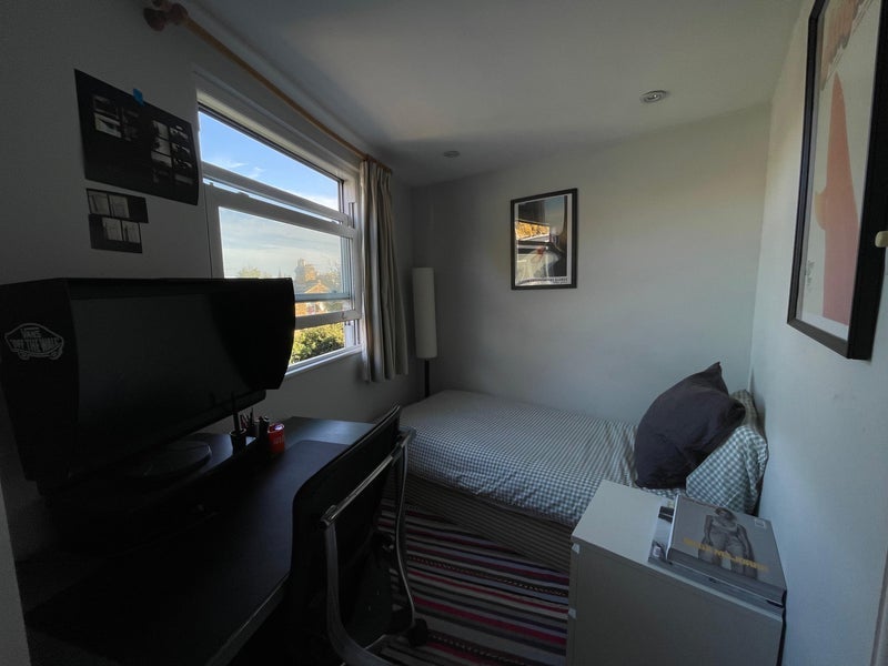 Room Cabul Road in Greater London