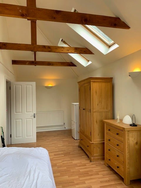 Room Burdon Lane in Greater London
