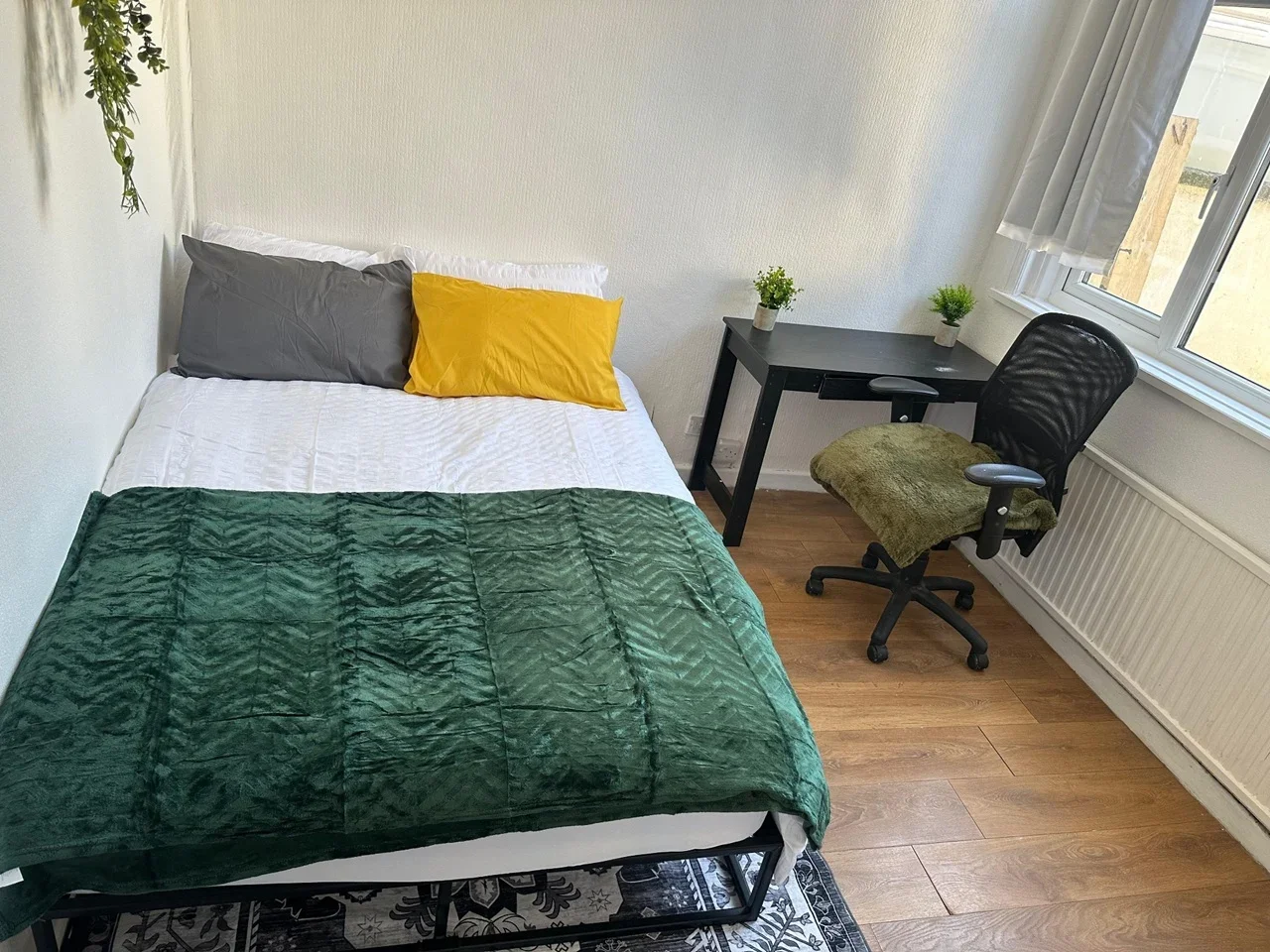 Room Avonwick Road in Greater London