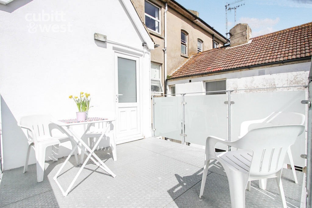 Flat Twickenham Close in Greater London
