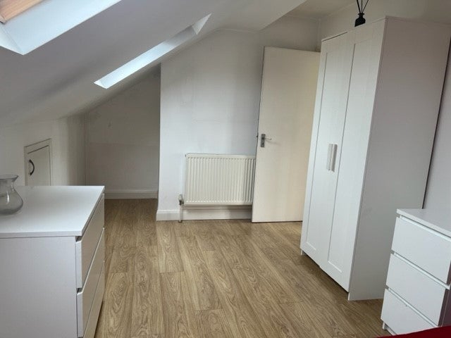 Room Dunbar Road in Greater London