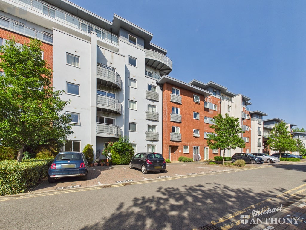 Flat Coxhill Way in Aylesbury