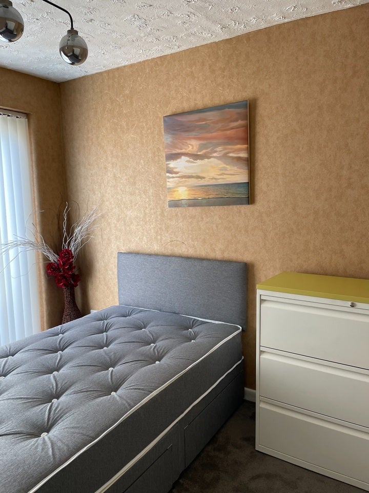 Room Barkway Road in Trafford