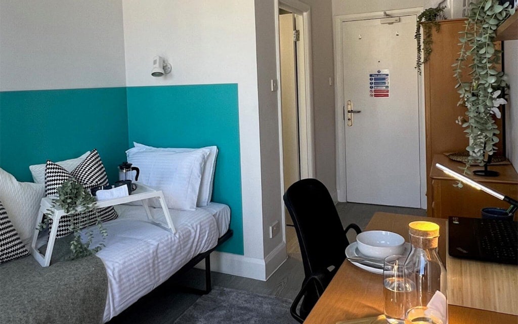 Room Cricklewood Lane in Greater London