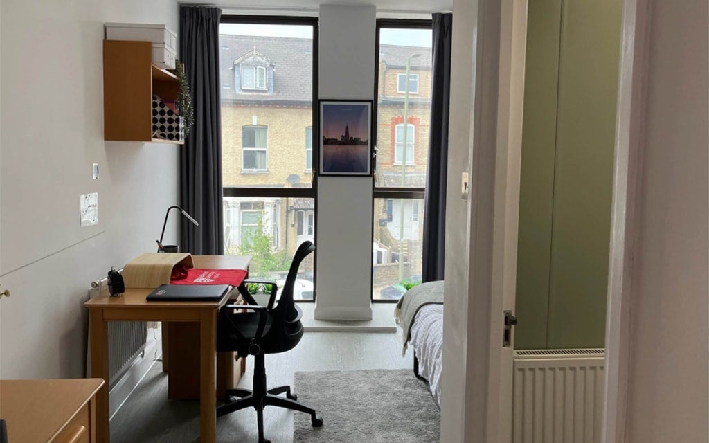 Room Cricklewood Lane in Greater London
