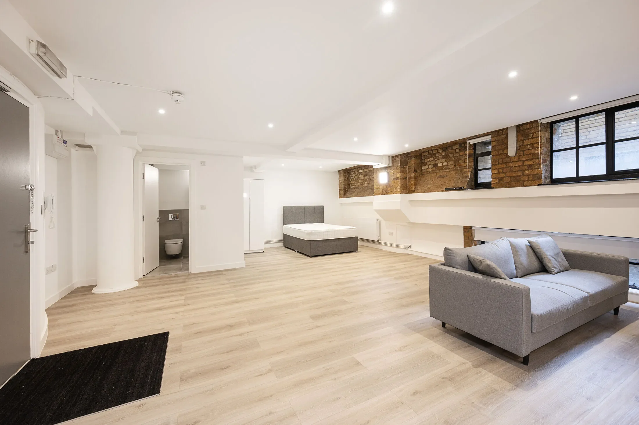 Flat Tyssen Street in Greater London
