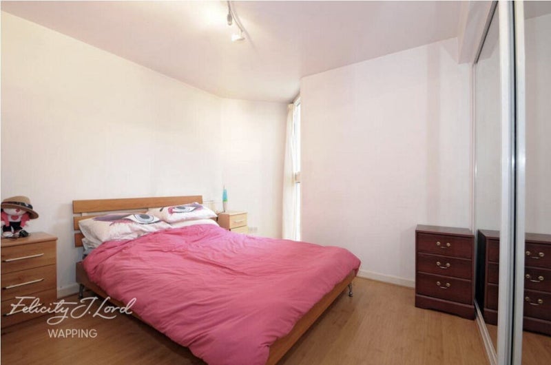 Flat Asher Way in Greater London