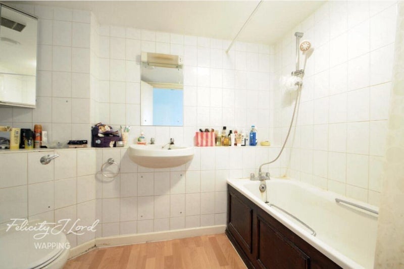 Flat Asher Way in Greater London