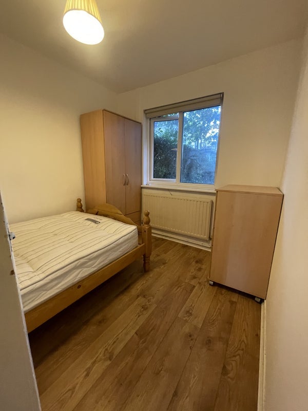 Room Batman Close in Greater London