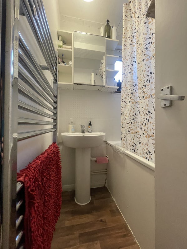 Room Batman Close in Greater London