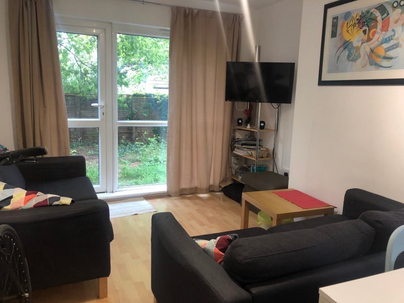 Room Batman Close in Greater London
