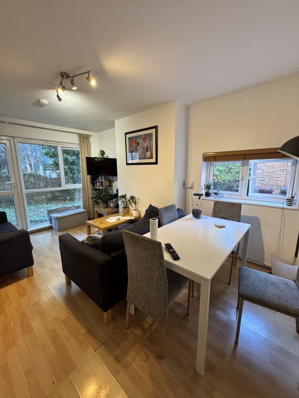Room Batman Close in Greater London