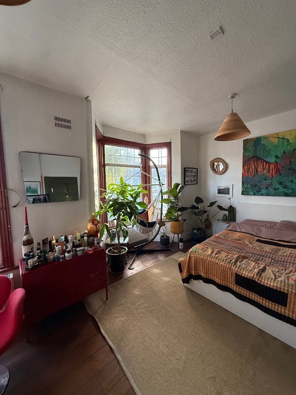 Room Warren Road in Greater London