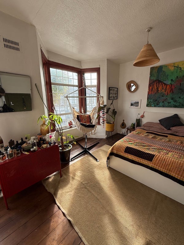 Room Warren Road in Greater London