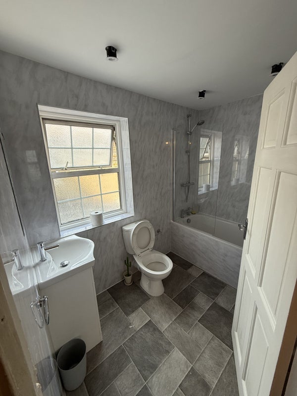 Room Warren Road in Greater London