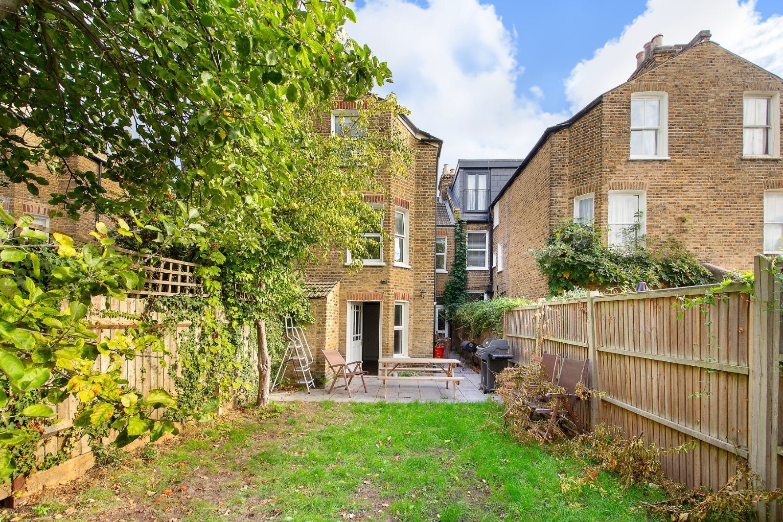 House Fairmount Road in Greater London