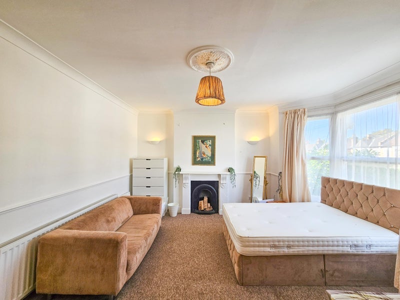 Room Hurstbourne Road in Greater London
