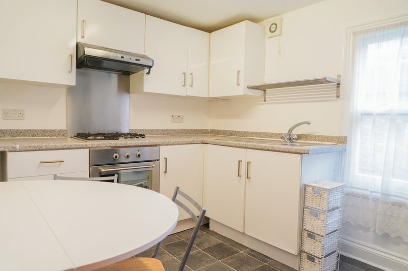 Room Hurstbourne Road in Greater London