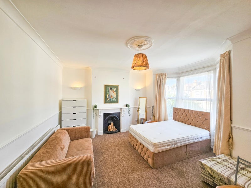 Room Hurstbourne Road in Greater London