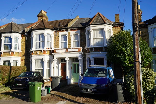 Room Hurstbourne Road in Greater London