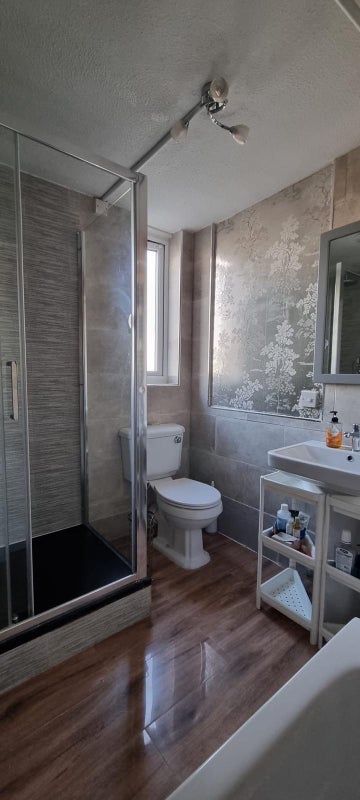 Room Lucey Way in Greater London