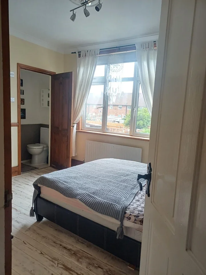 Room Elm Road in Greater London