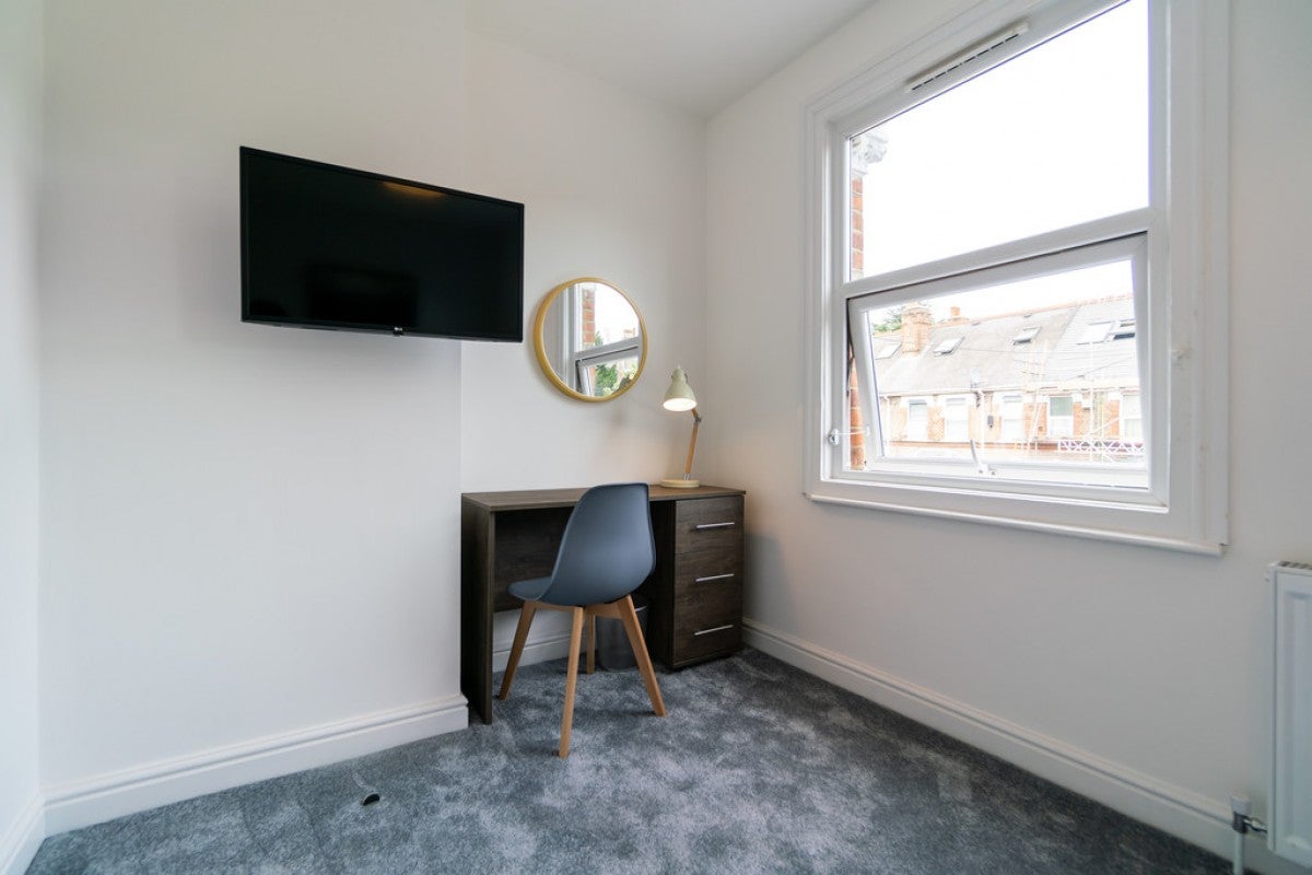 Room Hamilton Road in Reading