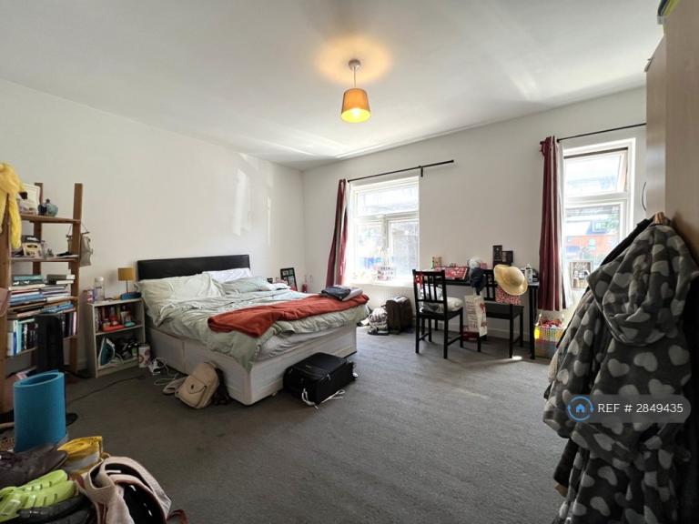 Room Great West Road in Greater London