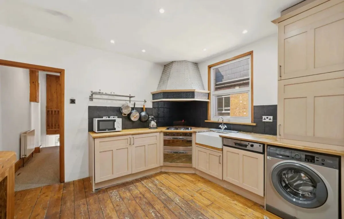 Flat Clarendon Road in Greater London