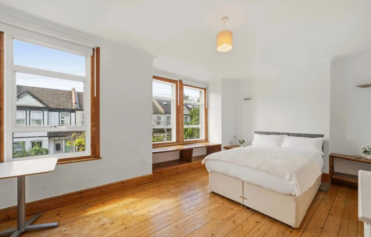 Flat Clarendon Road in Greater London