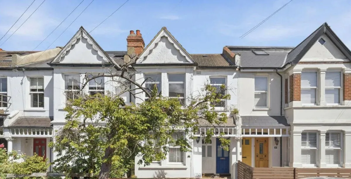 Flat Clarendon Road in Greater London