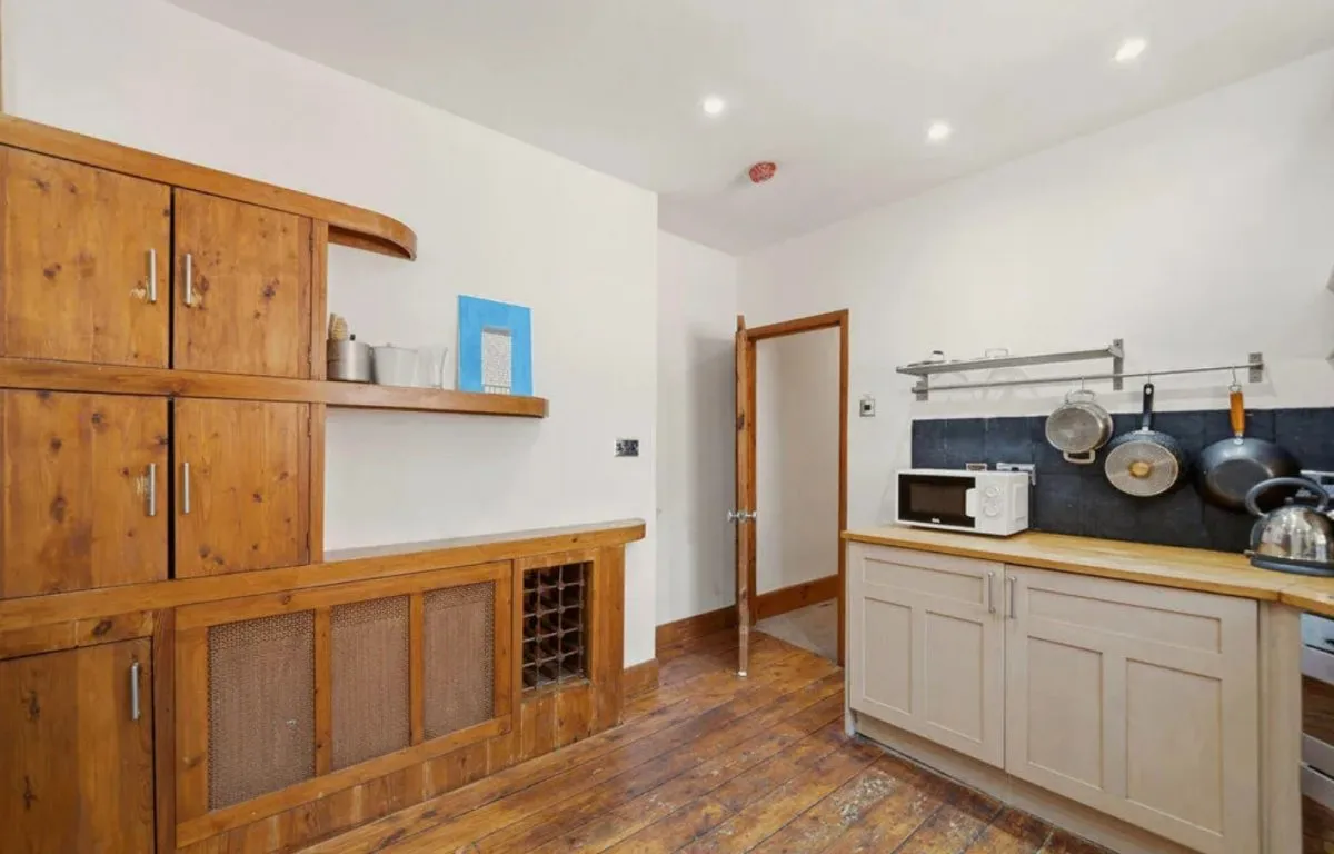 Flat Clarendon Road in Greater London