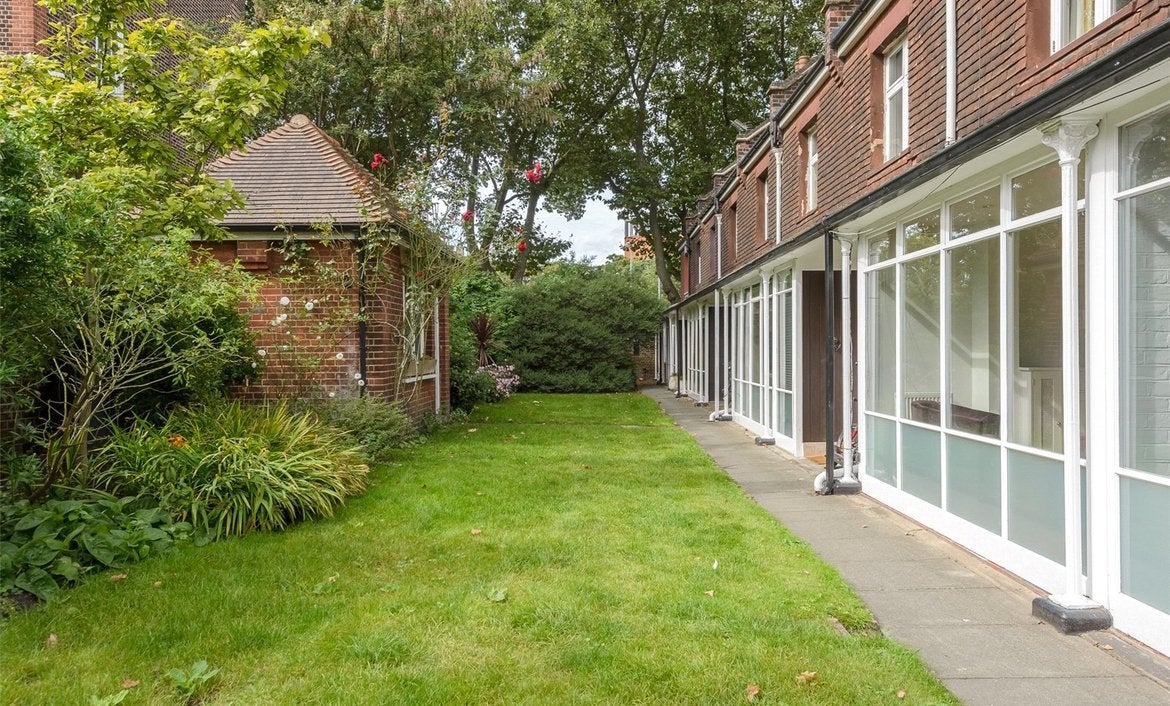 House Carlisle Lane in Greater London
