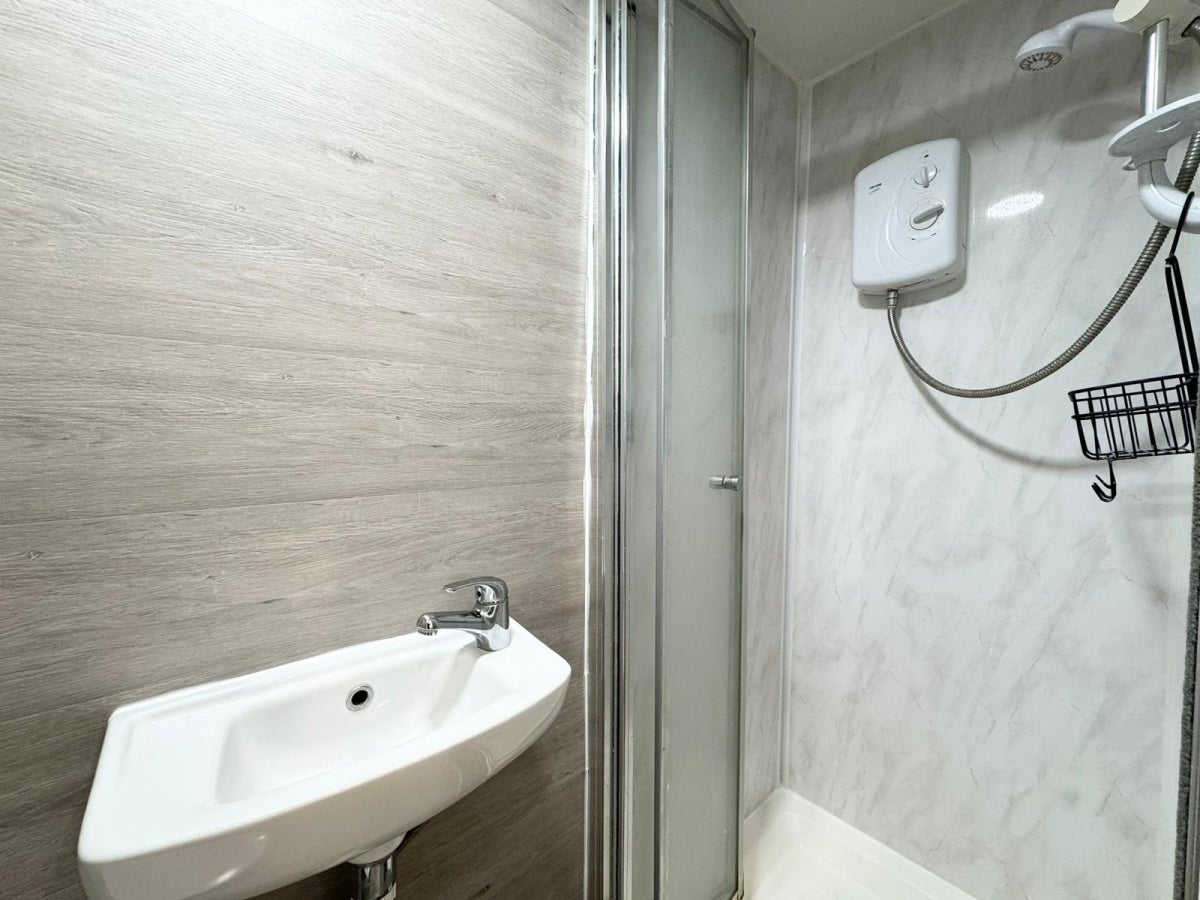 Flat Duncombe Road in Greater London