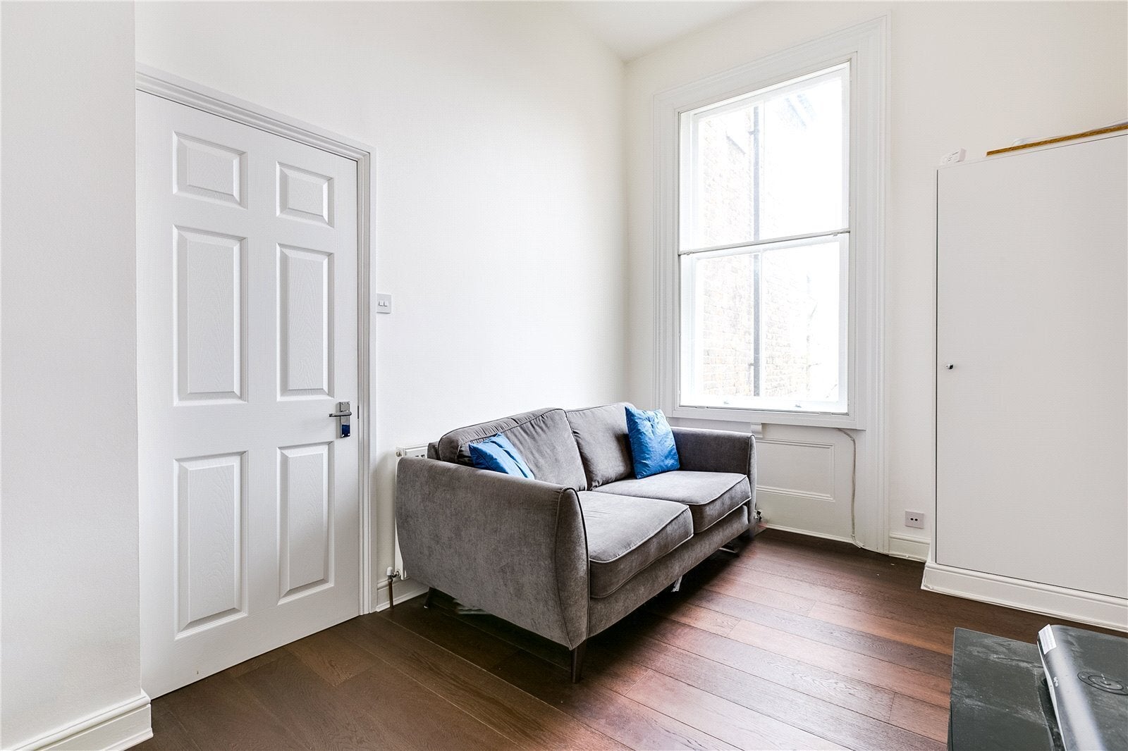 Flat Longridge Road in Greater London