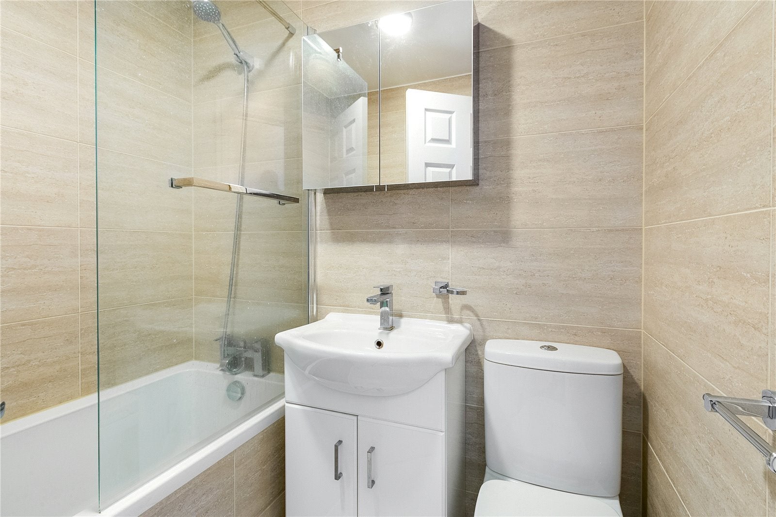 Flat Longridge Road in Greater London
