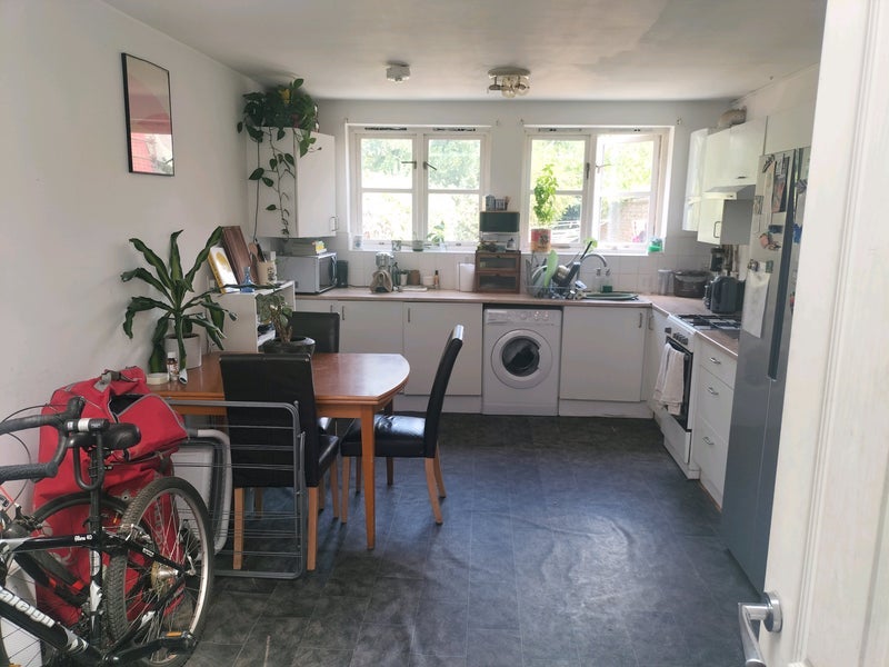 Room Eden Road in Greater London