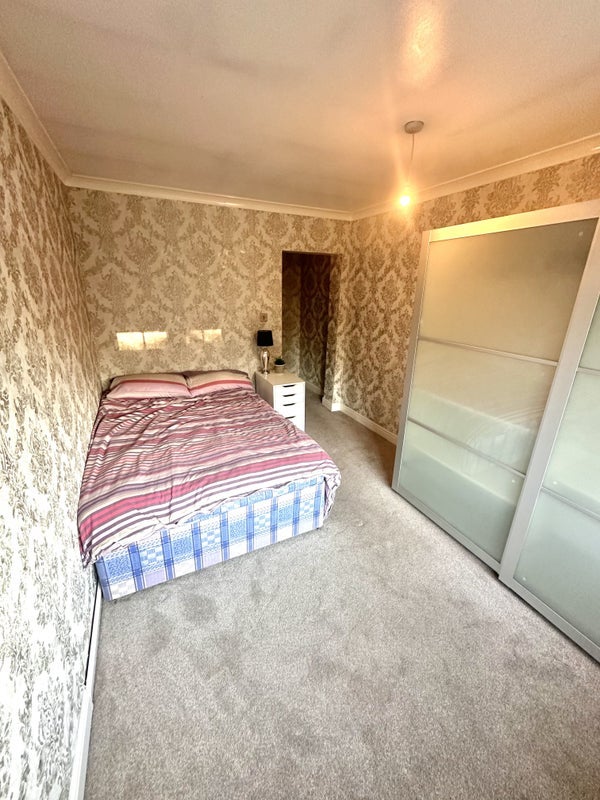 Room Tennis Court Drive in Leicester