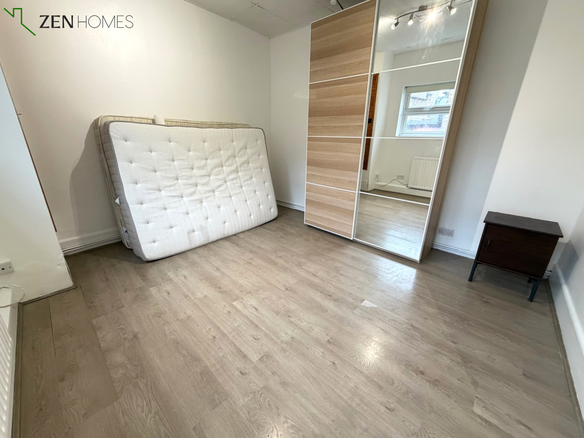 Flat Ballards Lane in Greater London