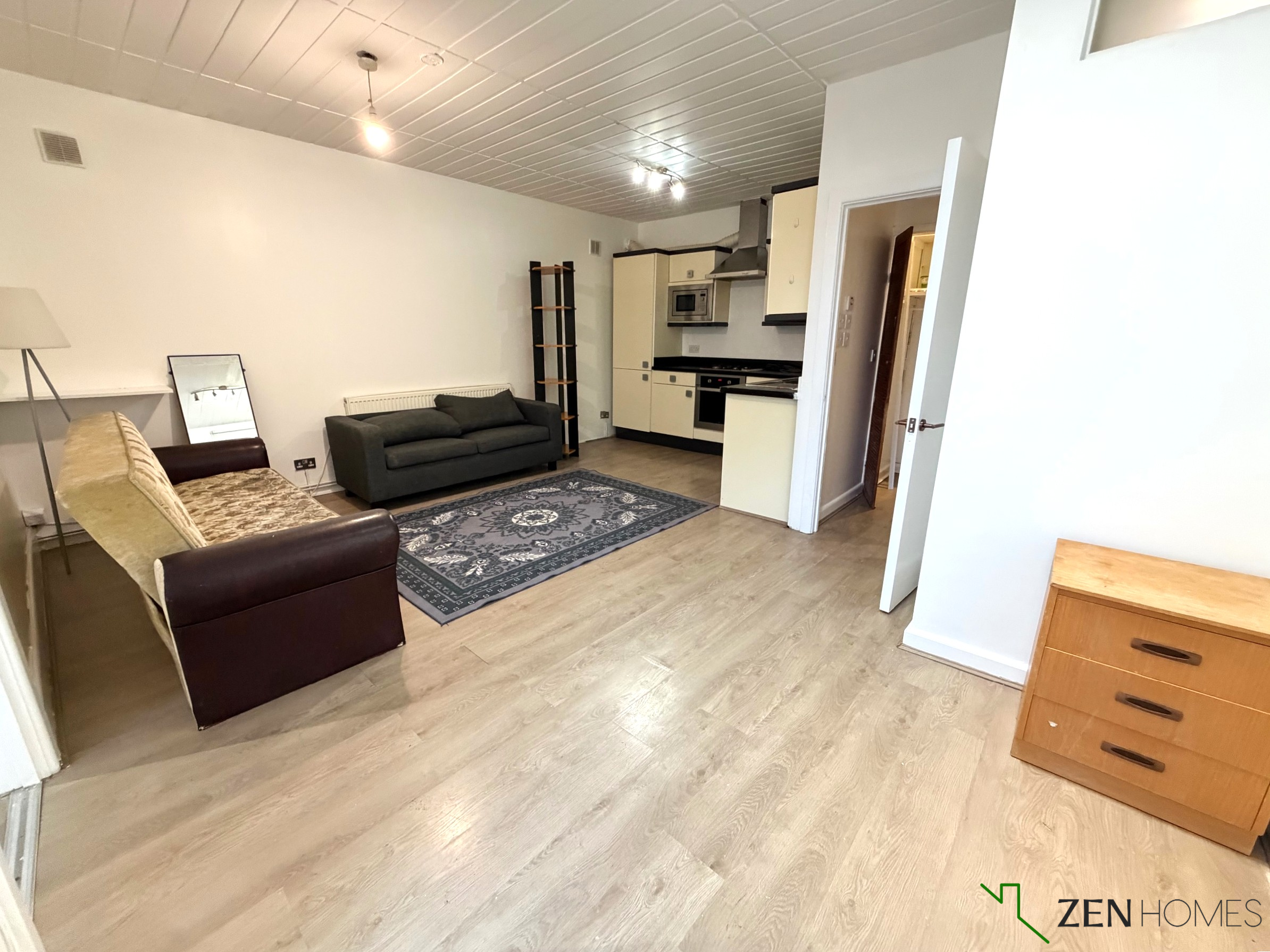 Flat Ballards Lane in Greater London