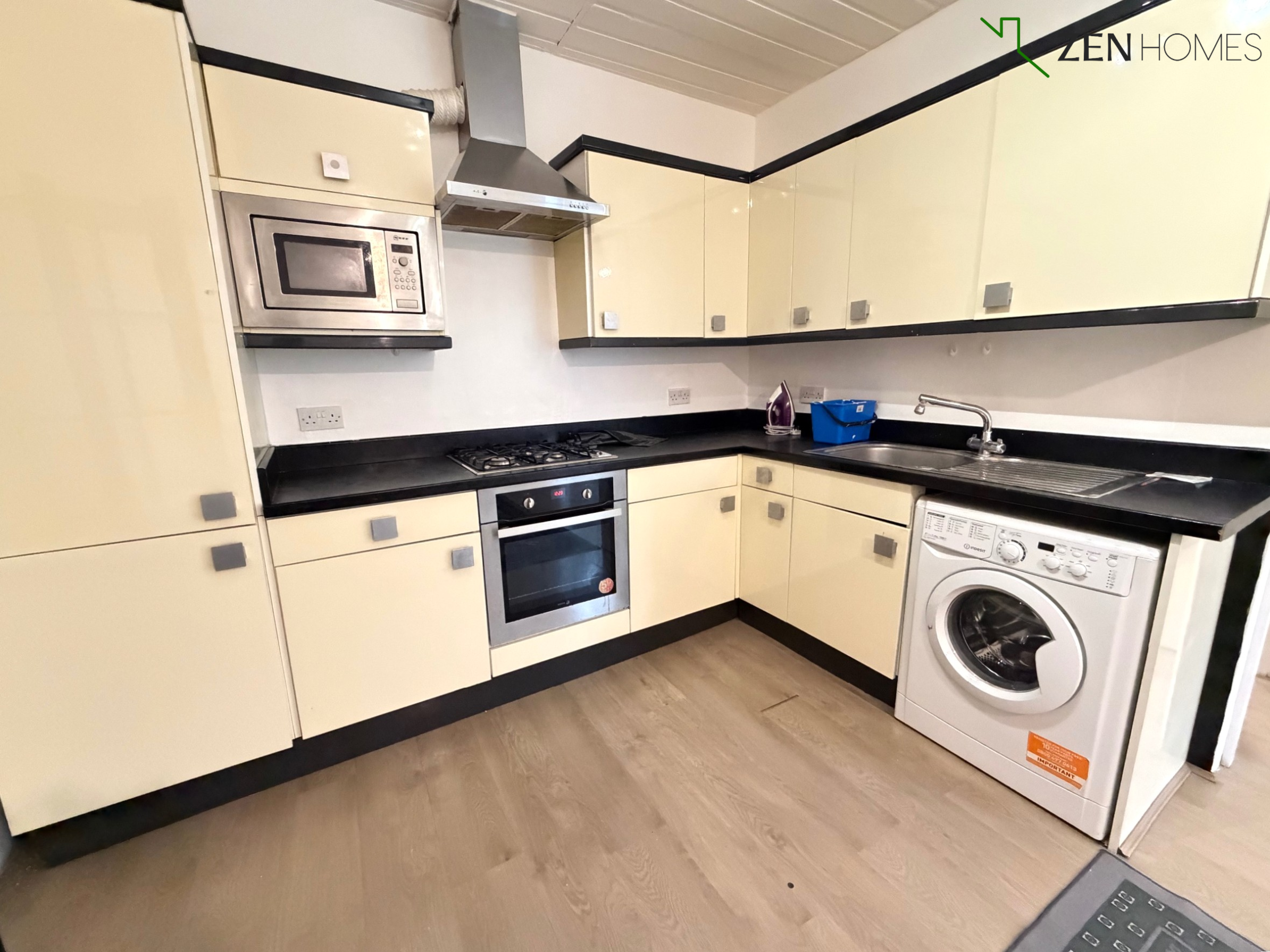 Flat Ballards Lane in Greater London