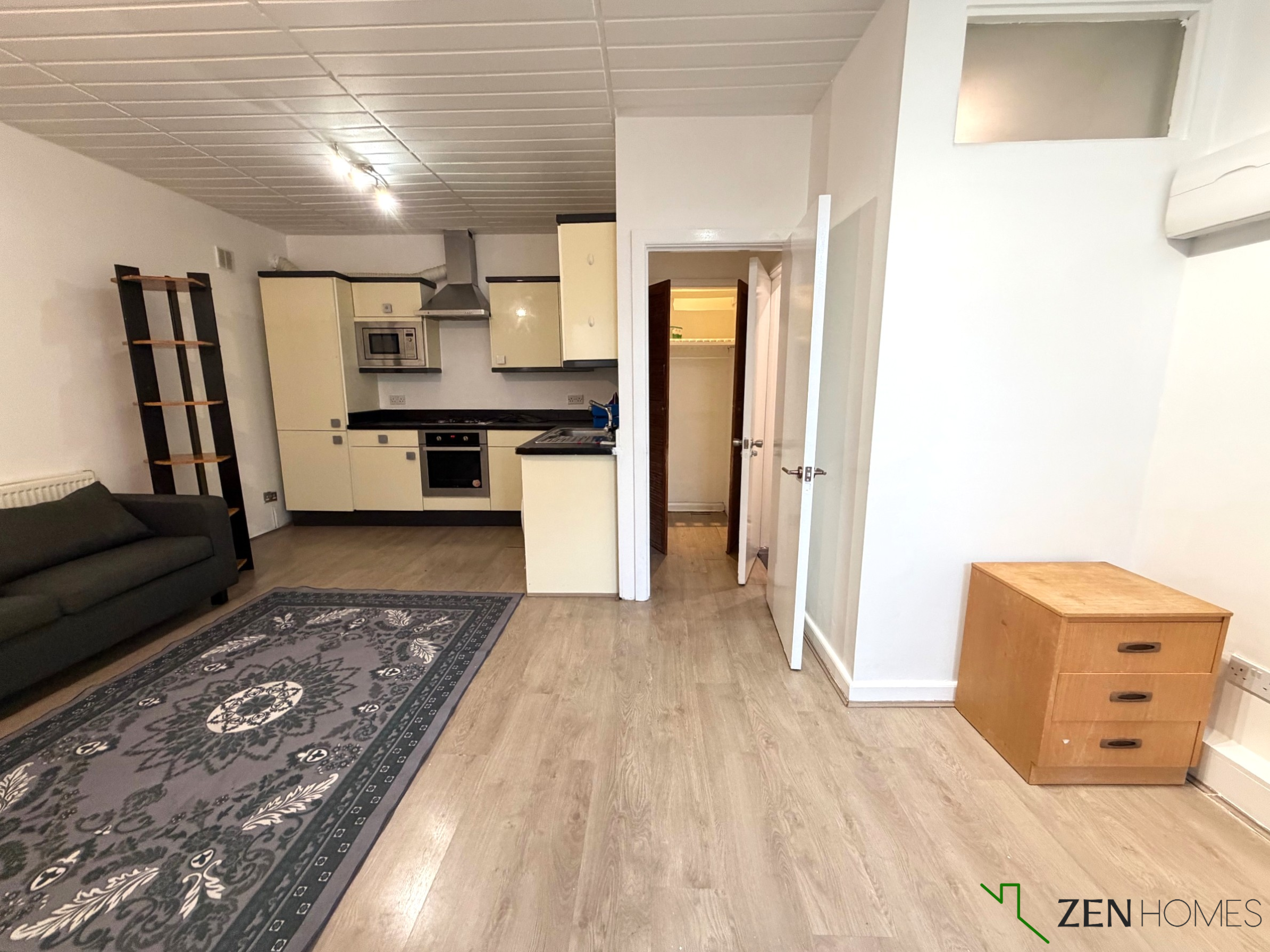 Flat Ballards Lane in Greater London