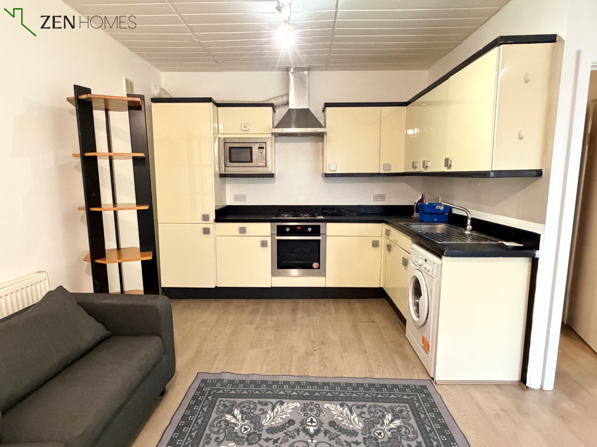 Flat Ballards Lane in Greater London