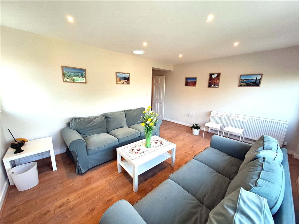 Room Queen Eleanor's Road in Guildford